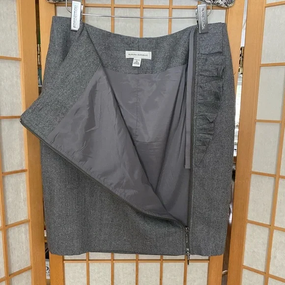 Banana Republic Grey Wool Front Full Zip Ruffle Detail Skirt SZ 10 - Picture 8 of 9